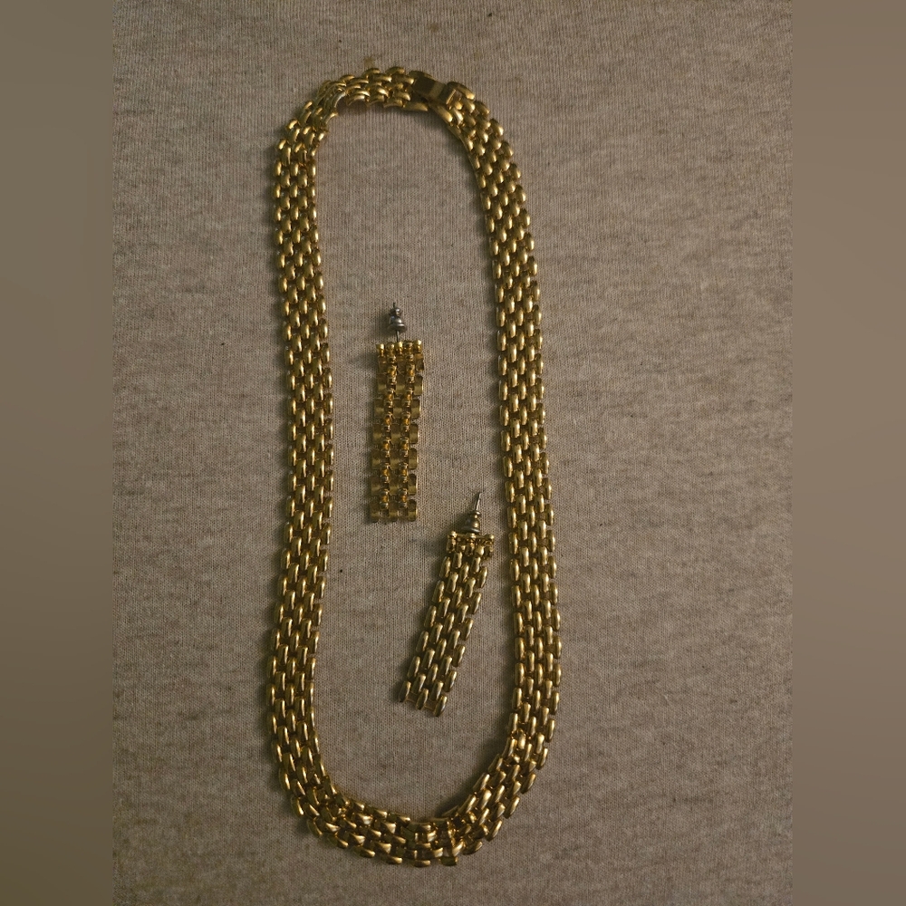 Elegant Gold Necklace and Earring Set